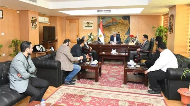 محافظ الفيوم يستقبل النقيب العام لأطباء مصر