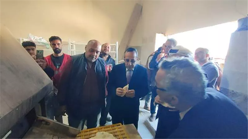 محافظ شمال سيناء يتفقد مركز الإمداد الغذائي بالشيخ زويد