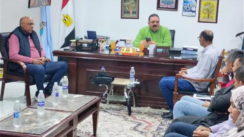 رئيس مدينة سفاجا يعقد اجتماعا مع مديري التموين لضبط الأسعار