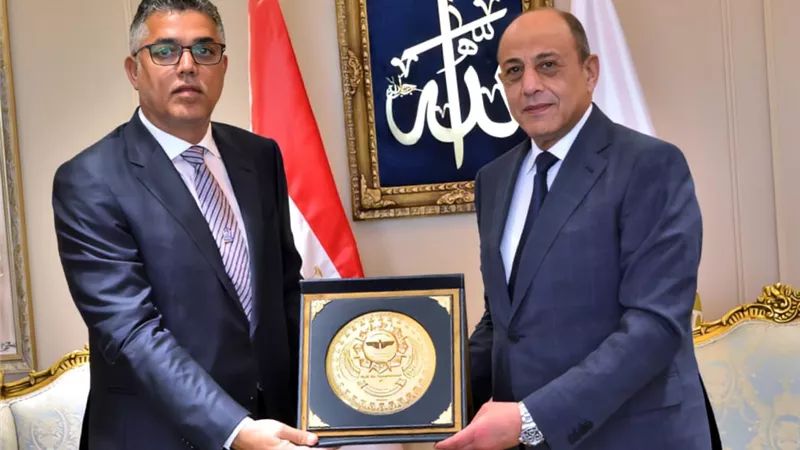 وزير الطيران يبحث مع رئيس المنظمة العالمية للأرصاد الجوية التعاون