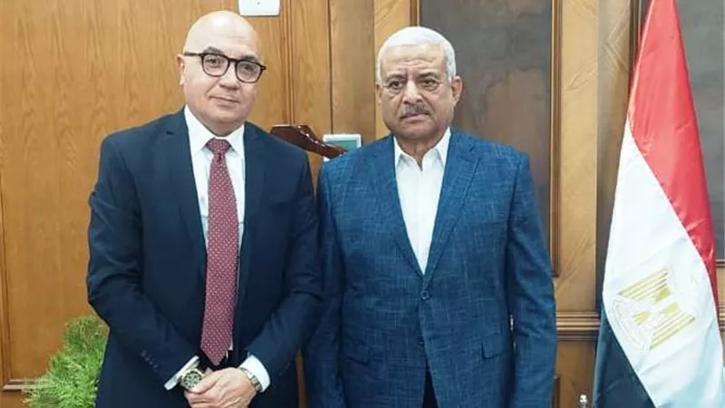 محافظ السويس يستقبل رئيس منطقة القناة للبنك الزراعي المصري