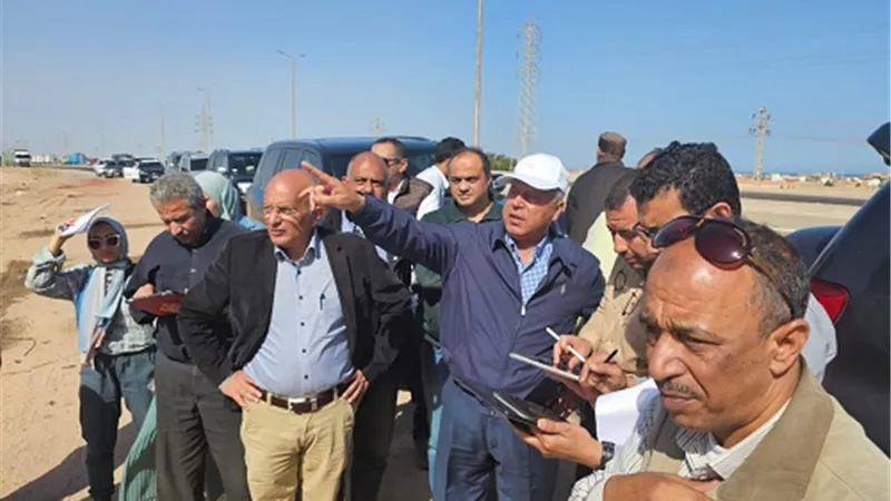 وزير النقل يتفقد مسار الخط الثالث من شبكة القطار الكهربائى السريع