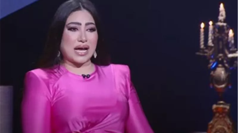 بوسي عن طليقها الاول : 