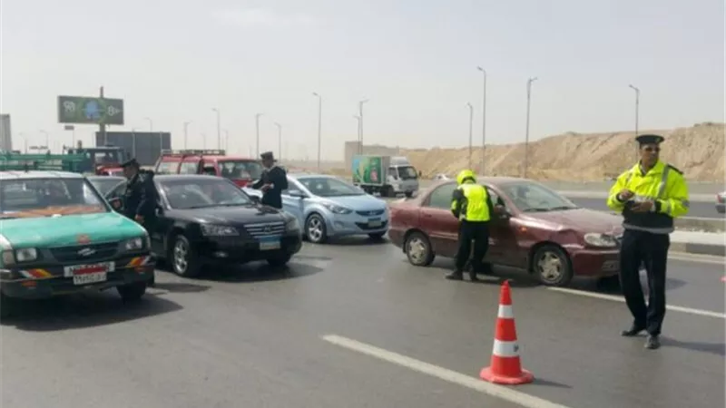 من بينها طمس اللوحات والقيادة تحت تأثير مخدر والسير عكس الاتجاه .. 13 مخالفة لا يجوز فيها التصالح بقانون المرور الجديد