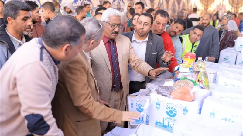 توزيع صكوك اطعام من الأوقاف بمطاي وكرتونة رمضان لأبو قرقاص