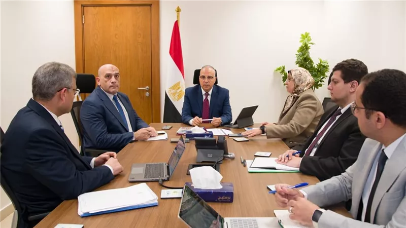 وزير الري يبحث حالة المنظومة المائية بالمحافظات