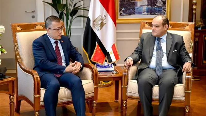 وزير التجارة يبحث مع نائب سفير الصين بالقاهرة إنشاء منطقة صناعية