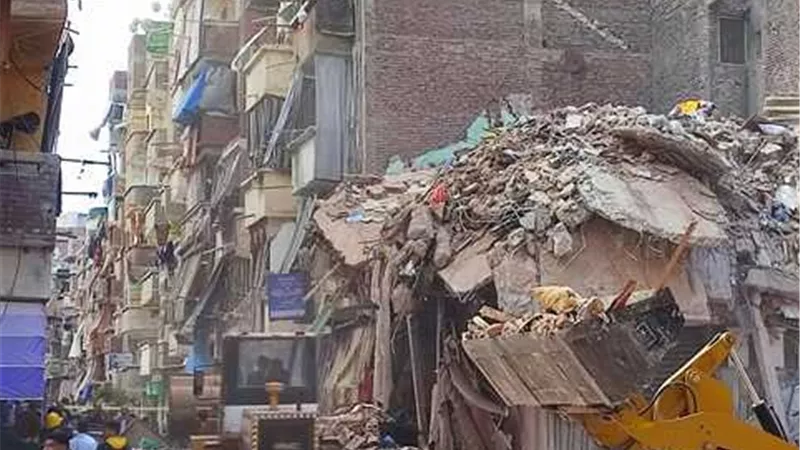استمرار تقديم وجبات ومساعدات مالية لسكان عقار الورديان المنهار