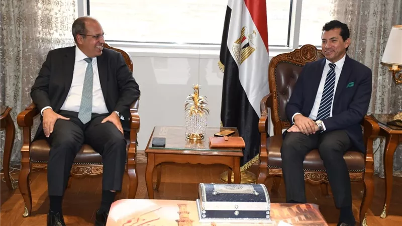 وزير الشباب يبحث التعاون مع الجامعة البريطانية بمصر