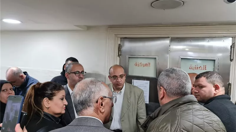 وفد من الشباب والرياضة يزور أحمد رفعت فى المستشفى للإطمئنان على صحته