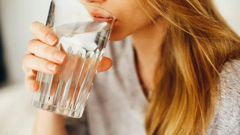 تسبب الوفاة.. حسام موافي يحذر من شرب المياه في هذه الحالة