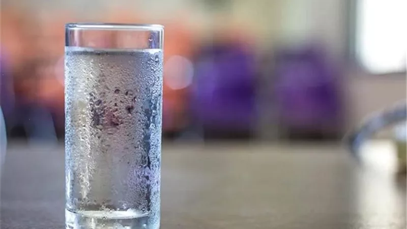 هل يسبب شرب الماء البارد عند الإفطار مشاكل صحية؟
