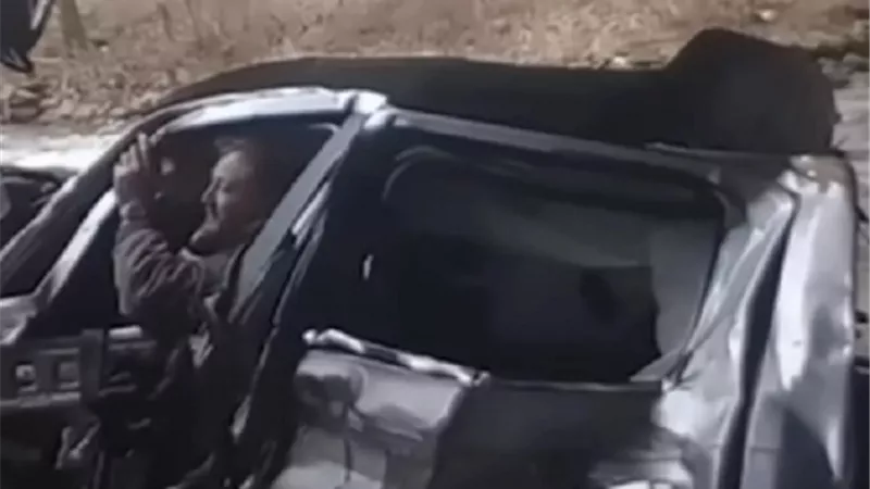 الصدفة تنقذ رجلا ظل عالقا بسيارته المحطمة لمدة اسبوع | فيديو
