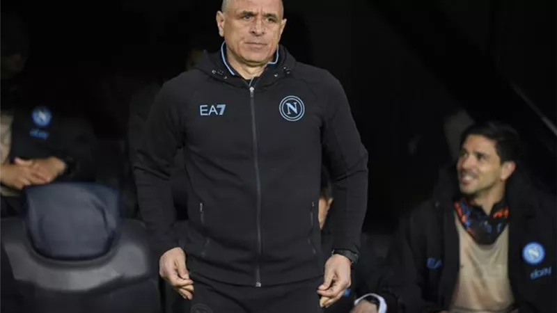 بعد الخروج من دوري أبطال أوروبا.. مدرب نابولى يهاجم التحكيم