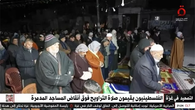 الفلسطينيون يقيمون صلاة التراويح فوق أنقاض المساجد المدمرة