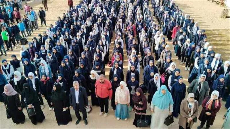 غريب يقرر فقرة يومية بالإذاعة المدرسية عن المشروعات القومية