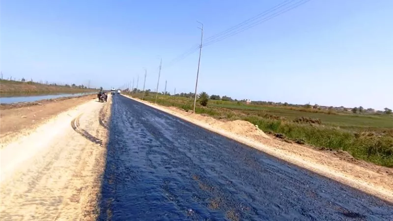 محافظ أسوان يتابع الأعمال الجارية بمشروع رصف طريق بلانة / كلابشة