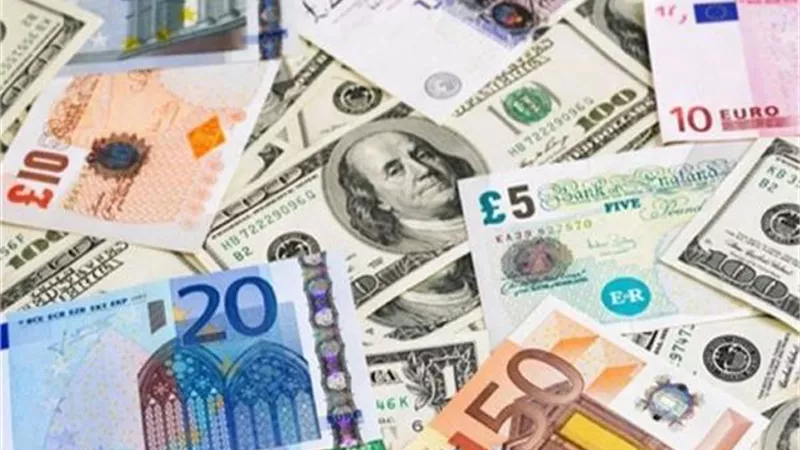 تراجع أسعار صرف الدولار والعملات الأجنبية والعربية مقابل الجنيه
