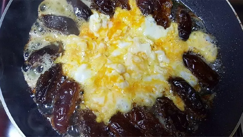 طريقة عمل البيض بالتمر لسحور شهي