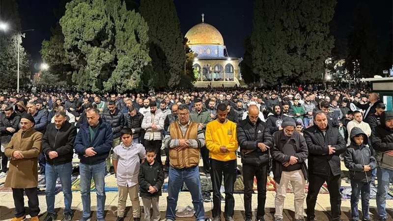 40 ألف فلسطيني يؤدون صلاتي العشاء والتراويح في رحاب المسجد الأقصى المبارك