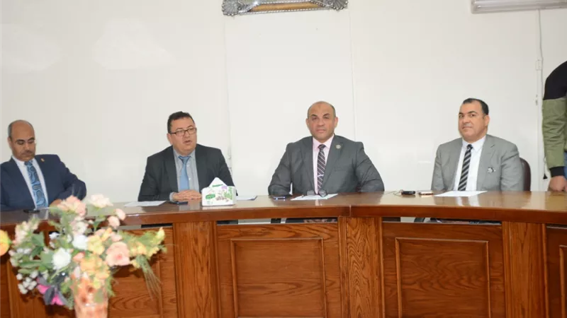 رئيس جامعة أسيوط يستعرض تقريرا حول اجتماع مجلس شئون خدمة المجتمع