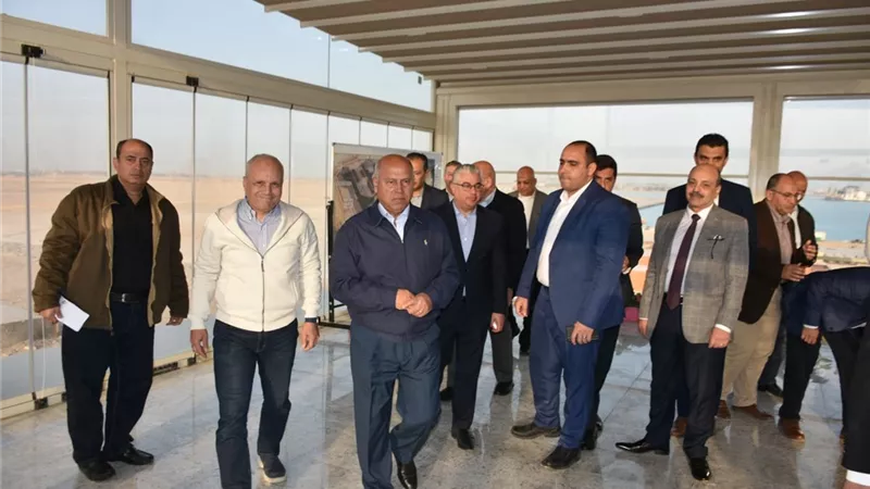 وزير النقل يتابع التقدم في معدلات تنفيذ مشروع تطوير ميناء السخنة