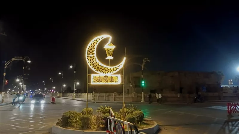 مجسمات الفوانيس والهلال المضيئة تزين شوارع الأقصر فى رمضان