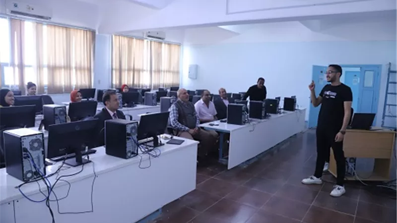 رئيس جامعة جنوب الوادي يلتقي فريق عمل مشروع الادارة الإلكترونية
