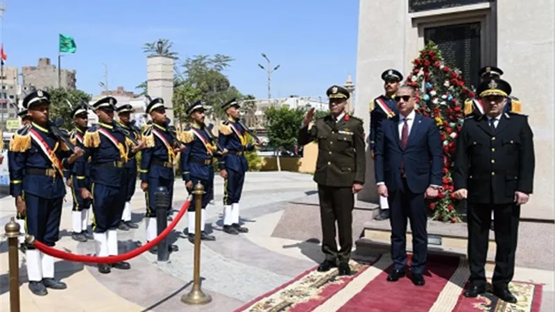 محافظ الفيوم يضع إكليلاً من الزهورعلى النصب التذكاري بميدان قارون