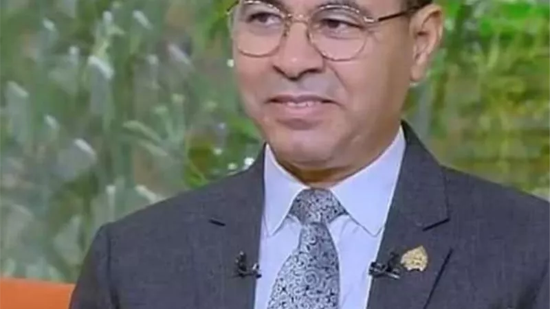 رئيس جامعة سوهاج يهنئ الدكتور محمود عبد العاطي
