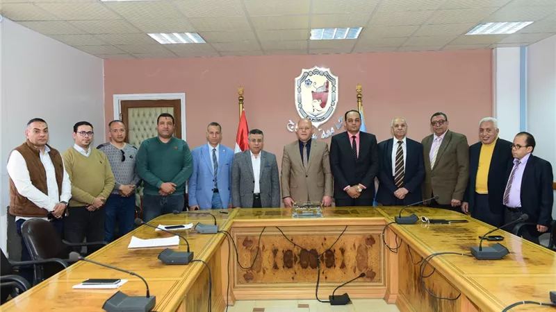 رئيس جامعة سوهاج يوقع عقد شراكة مع شركة لأعمال النظافة