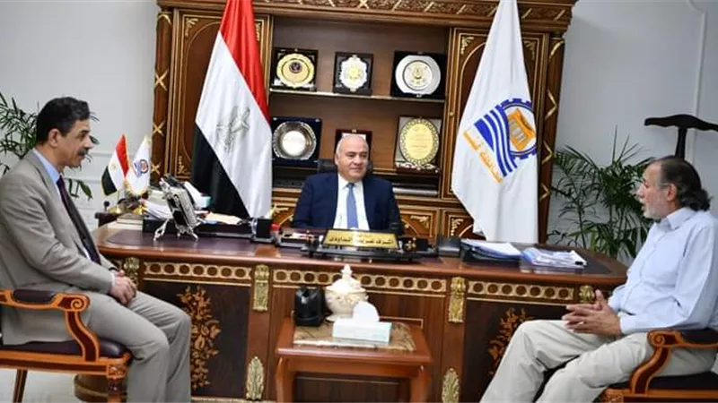 محافظ قنا يلتقى 