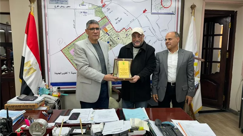 رئيس جهاز مدينة ٦ أكتوبر يكرم الموظف المثالي لشهر فبراير2024