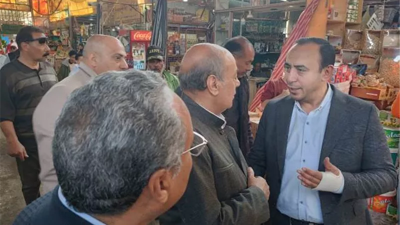 رئيس جهاز الشروق يستمع لشكاوى السكان خلال جولته فى الأسواق.. صور