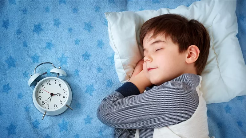 من حديثي الولادة حتى البالغين .. عدد ساعات النوم المناسبة لكل فئة عمرية