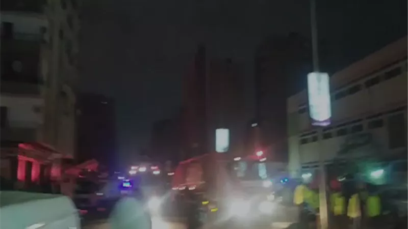 رجال الحماية المدنية يحاولون السيطرة علي حريق استوديو الأهرام