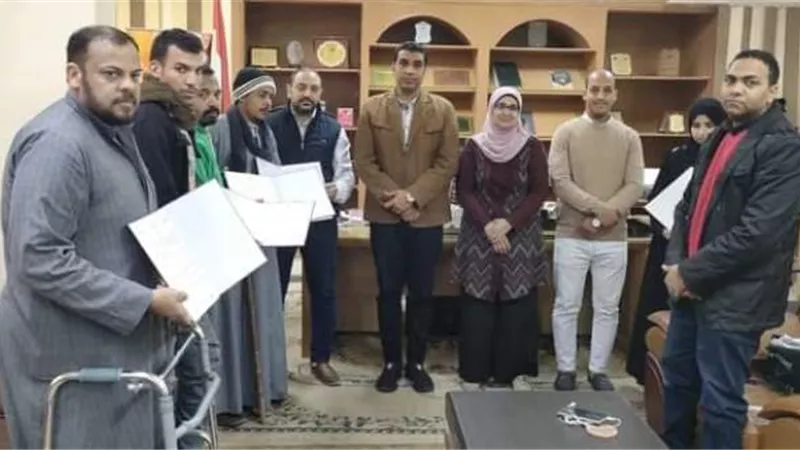 تسليم عقود عمل للشباب وذوي الهمم بشركة مواد غذائية بسوهاج