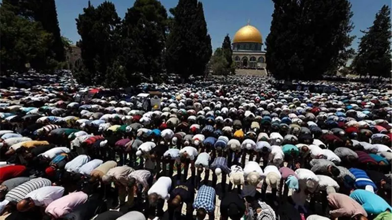 80 ألفاً أدو صلاة الجمعة في الأقصي.. والاحتلال منع عشرات الآلاف