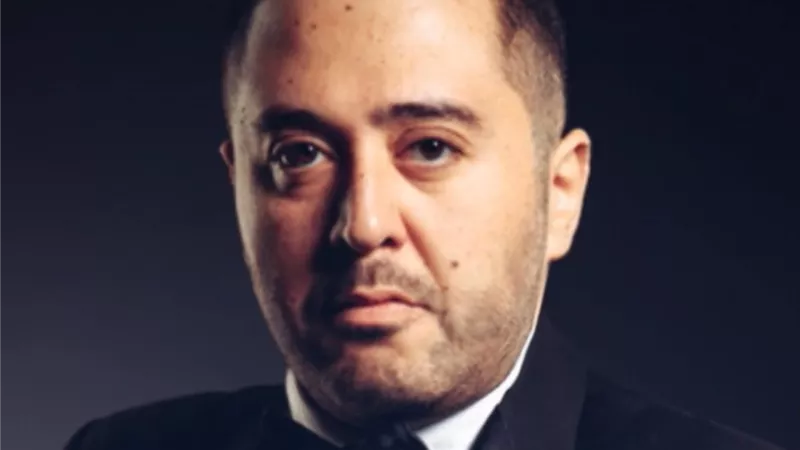 عمرو عبد العزيز يحتفل بيوم ميلاد والدته