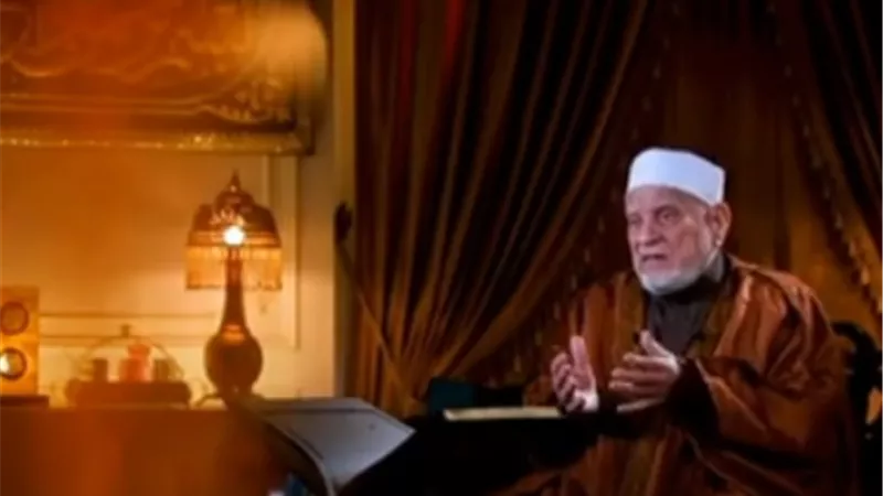 أحمد عمر هاشم يبكي أثناء حديثه عن النبي والمواقف التي تعرض لها في بداية دعوته لـ الإسلام.. فيديو