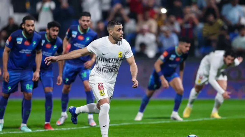 حجازى يشارك فوز الإتحاد على الفتح برباعية في الدوري السعودي