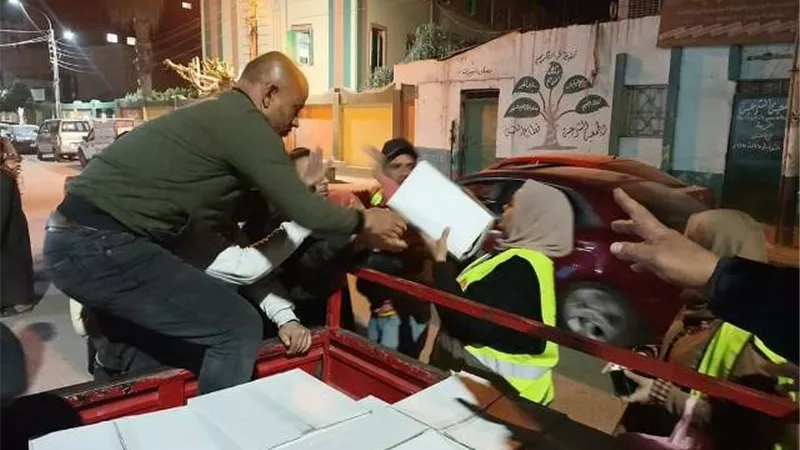 كراتين مواد غذائية ضمن مبادرة مع الناس بمركز الفشن
