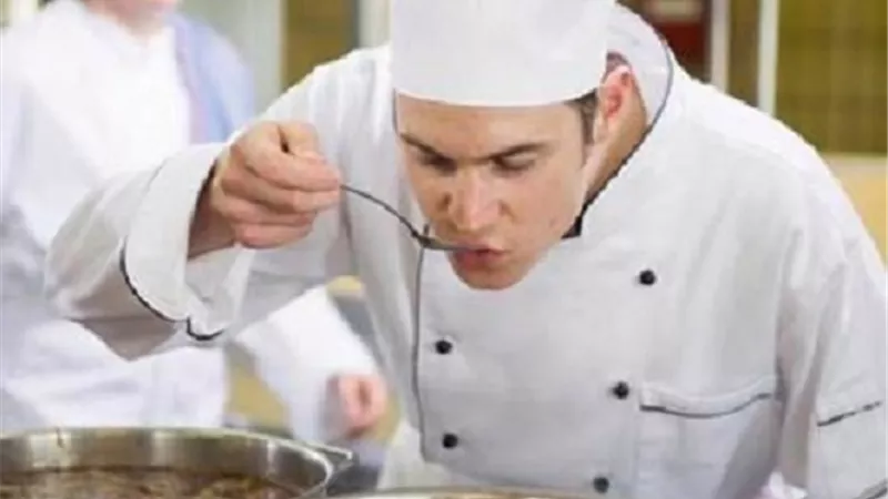 شيف المطاعم والفنادق هل له تذوق الطعام وهو صائم؟