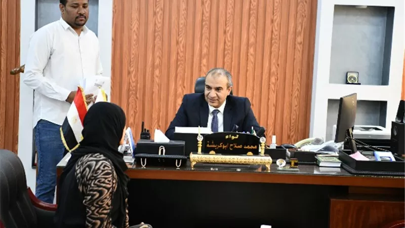 محافظ قنا والسكرتير المساعد يستقبلان ٤٠ مواطنا لبحث شكاواهم
