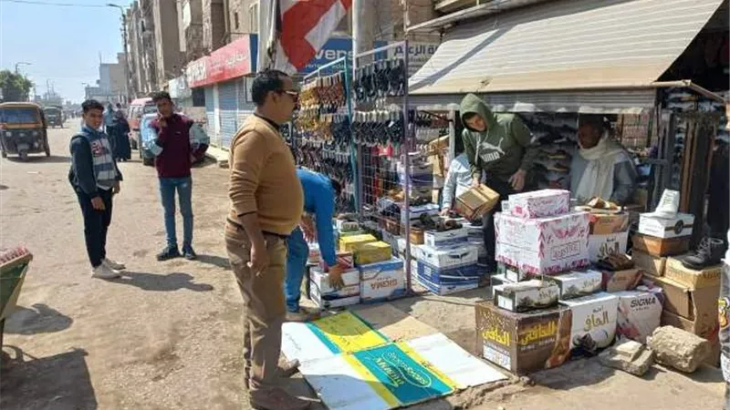 حملات مكثفة لرفع الإشغالات والإعلانات غير المرخصة بالمنيا