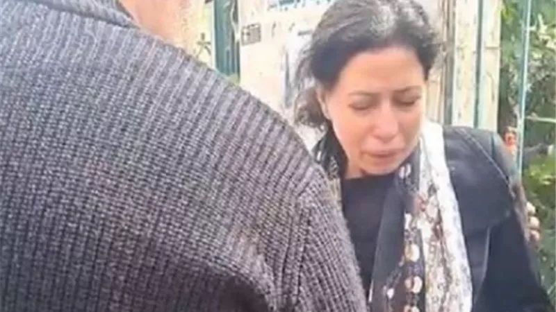انهيار ابنة فاروق غطية فى الجنازة لحظة وداع والدها