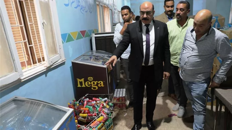 نفحات رمضانية..محافظ أسوان يوزع الحلوى والشيكولاته على الأيتام