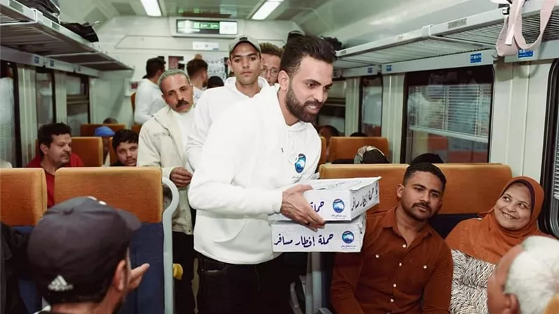 الاسايطة غلبوا الشراقوه وفطروا ركاب قطارين بمحطة أسيوط