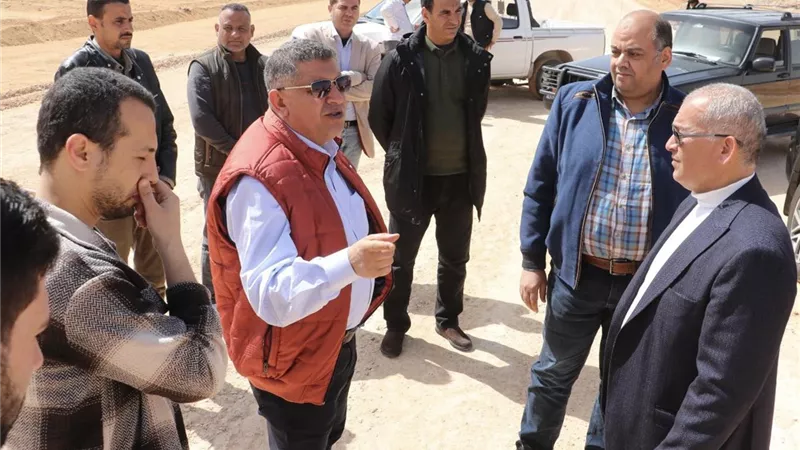 رئيس جهاز السادات يتفقد مشروعات رفع كفاءة الطرق والكهرباء بالمدينة