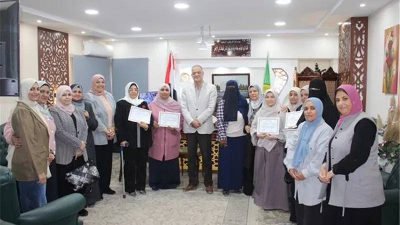 مدير تعليم الإسماعيلية يكرم طالبات الإقتصاد المنزلي